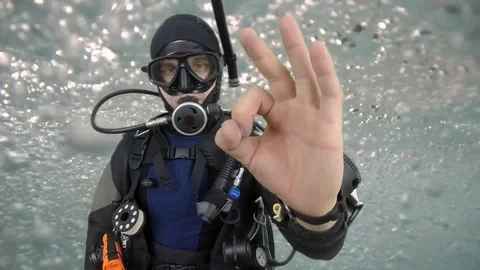 Dive instructor shows signal- OK 動画素材 122657249