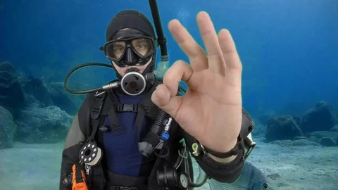 Dive instructor shows signal- OK Vidéo 122657535