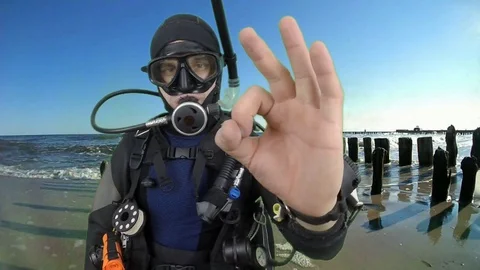 Dive instructor shows signal- OK Vidéo 122657584
