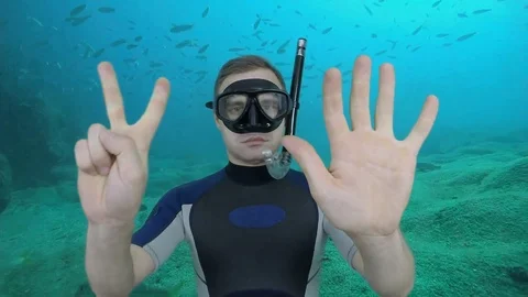 Divemaster counting to 10 Stock Footage 124047773