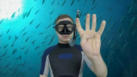 Divemaster counting to 10 Stock Footage 124047787
