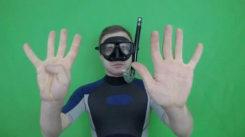 Divemaster counting to 10 Stock Footage 124047813