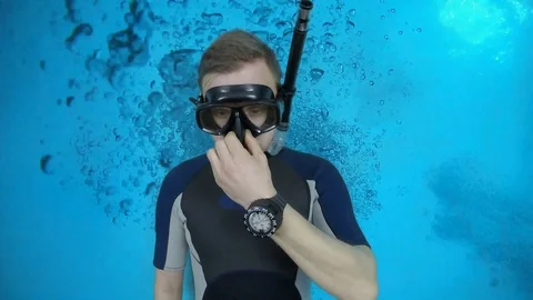 Divemaster - nose pressure equalization Stock Footage 124997067