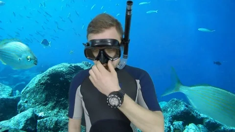 Divemaster - nose pressure equalization 動画素材 124997101