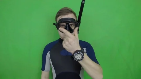 Divemaster - nose pressure equalization Stock Footage 124997129