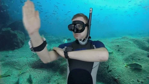 Divemaster shows direction on the compas- greenscreen footage Vidéo 123951547