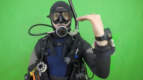 Divemaster shows signal -hover 動画素材 128928198