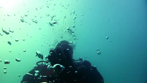 Diver and bubbles 動画素材 106485188