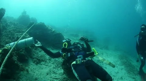 Diver blowing rings Stock Footage 40732099