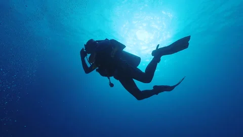 Diver in the blue, slow motion Vidéo 235172631