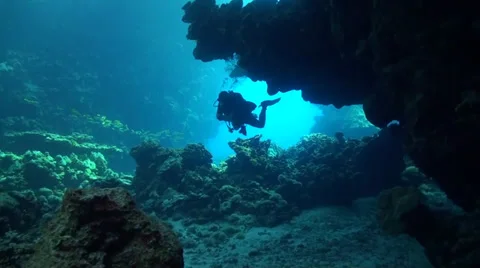Diver in cavern Vídeo Stock Grátis 33531158