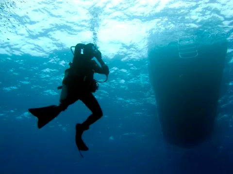 Diver clearing mask while descending Foto stock