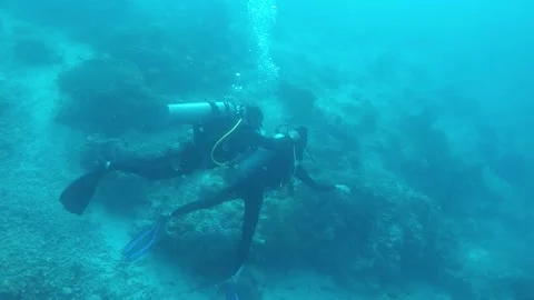 Diver coaching in deep sea and showing good thumb up to gopro - original col Stock-Footage 136596993