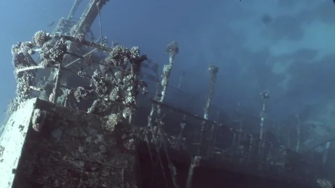 Diver on deck of ship wreck Salem Express. 库存影片 72790687