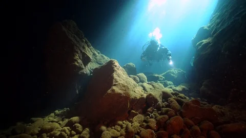 Diver exploring a cave Vidéo 127940819