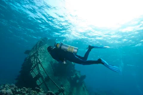Diver exploring underwater shipwreck. Foto stock