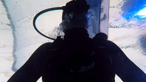Diver floats in an aquarium in the Eilat Observatory, Israel Video stock 92999767