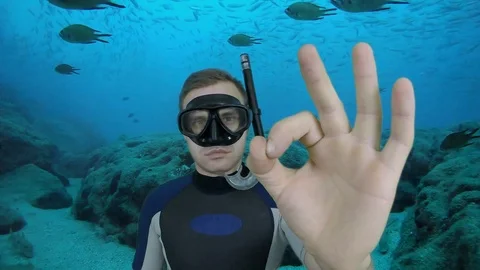 Diver  on greenscreen in ABC equipment shows sign OK-  full HD Vidéo 122656444