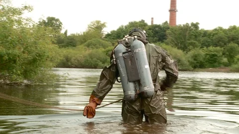 The diver immersed in water. Study. Sinking 動画素材 91170398