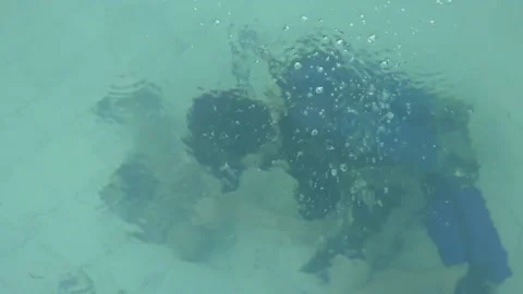 A diver learns to fasten and remove objects from the water Video stock 124731550