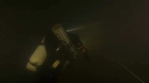 Diver lights up the guide line to enter to the cave Risorgenza Amaseno, Italy Video stock 109201822