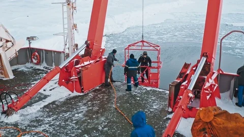Diver on ship in Arctic ocean Vídeos de archivo 84895924