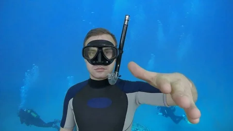 Diver shows signal – Something wrong 動画素材 122963789