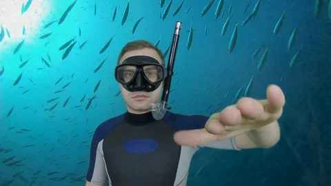 Diver shows signal – Something wrong Vidéo 122963809