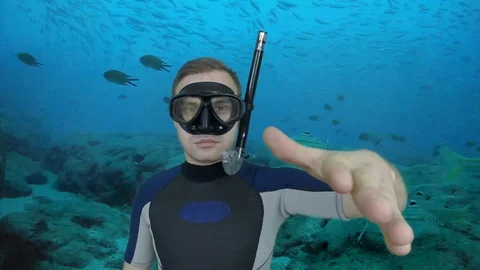 Diver shows signal – Something wrong Vidéo 122963838