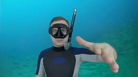 Diver shows signal – Something wrong 動画素材 122963845