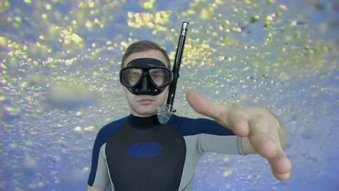 Diver shows signal – Something wrong 動画素材 122963868