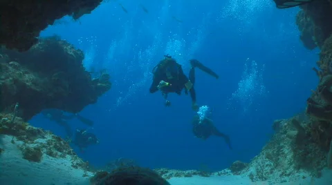 Diver swimming into cave Vidéo 654715