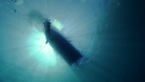 DIver under a boat 库存影片 127904088