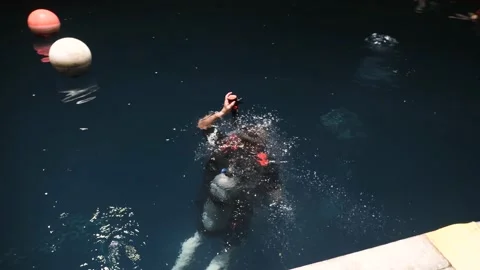 Diver is in the water and going down 스톡 동영상 137663630