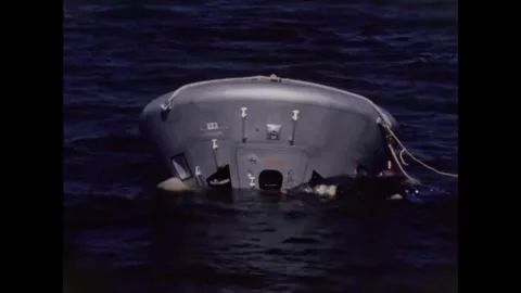 Divers assist during Apollo 8 back-up crew command module water egress training  Stockbeeldmateriaal 271518762