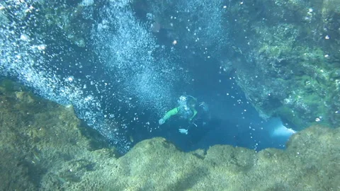 Divers cave diving in Florida Видео 139002053