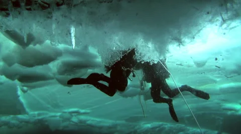 Divers dive under the ice of the North Pole in the Arctic. Stock-Footage 62982746