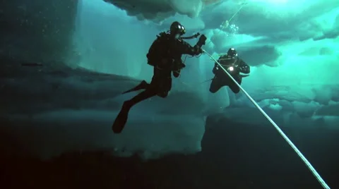 Divers explore the underwater world of the Arctic Ocean at the North Pole. Video stock 62991324