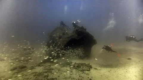 Divers exploring a ship wreck in Jupiter, Florida, USA 스톡 사진
