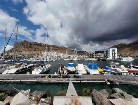 Divers go diving in Port of Mogan Gran Canaria timelapse 2K Видео 10804898