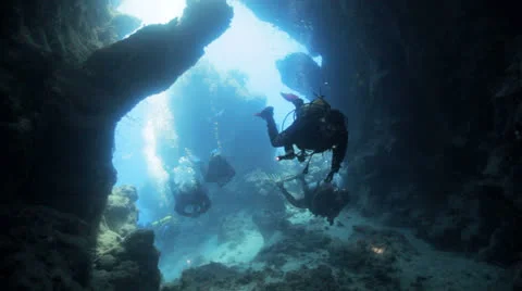 Divers inside the cave 库存影片 22706451