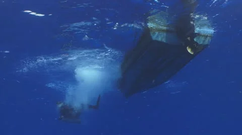 Divers jump into the blue Видео 11877394
