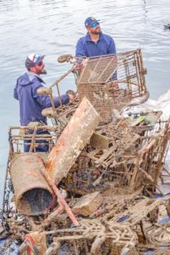 Divers removing dumped scrap and rubbish from alicante harbour Foto stock