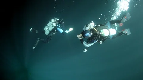 Divers in rocks of underwater cave Yucatan Mexico cenotes. 库存影片 117574341