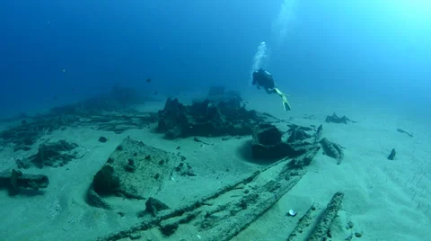 Divers in shipwreck Stock Footage 33862048
