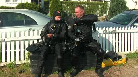 Divers on the shore Stock-Footage 8927319