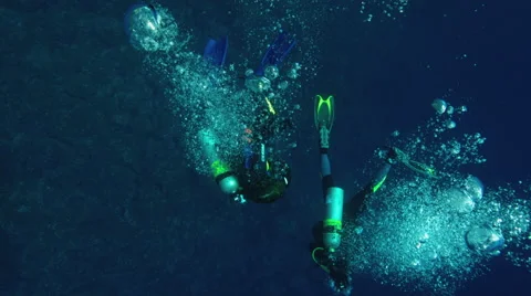 Divers swimming in ocean 스톡 동영상 46667109