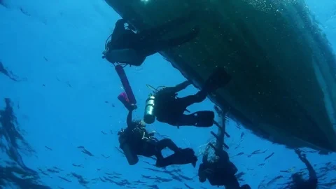 Divers under a Boat 스톡 동영상 73474259