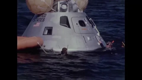 Divers waiting Apollo 8 backup crew to open command module door egress training Stockbeeldmateriaal 271518170