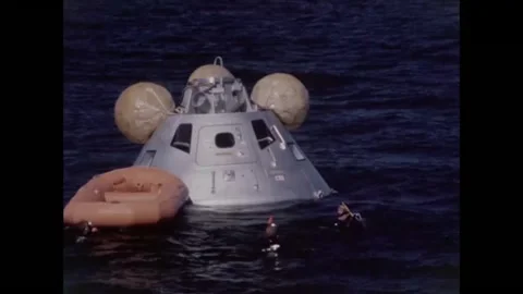 Divers waiting Apollo 8 backup crew to exit command module water egress training Video stock 271518371